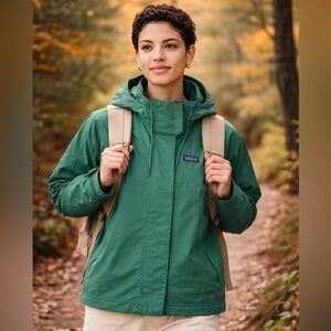 NWT Patagonia Women’s Skysail Jacket Green Large Hooded Rain Windbreaker Hiking